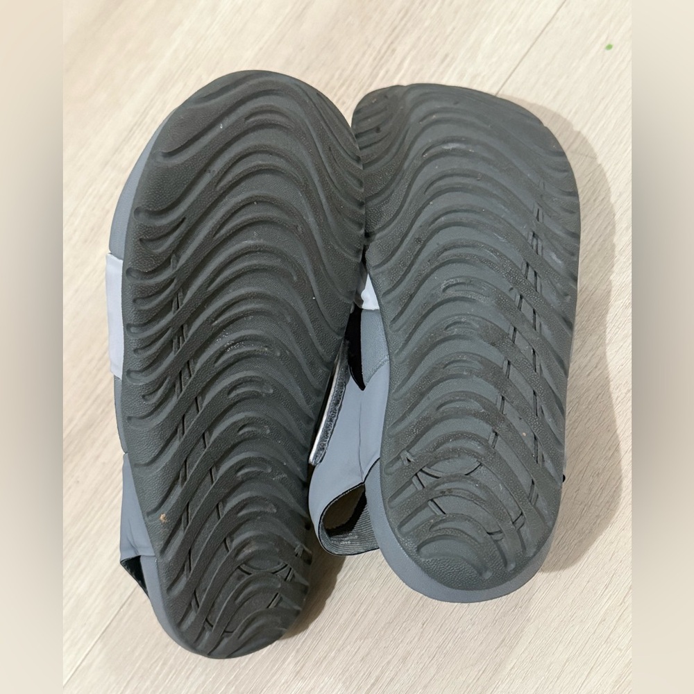 Nike Little Kids Sandals Shoes Size 13C Gray Black Lightweight gently used. - Picture 3 of 6